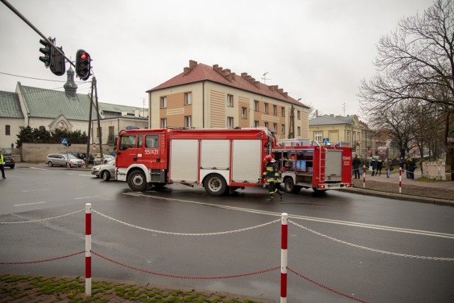 Wypadek w Wieluniu wydarzył się w czwartek około godziny 13.30  na skrzyżowaniu ulic: Krakowskie Przedmieście i Piłsudskiego w Wieluniu. Zderzyły się tam trzy auta. Rannych jest sześć osób.