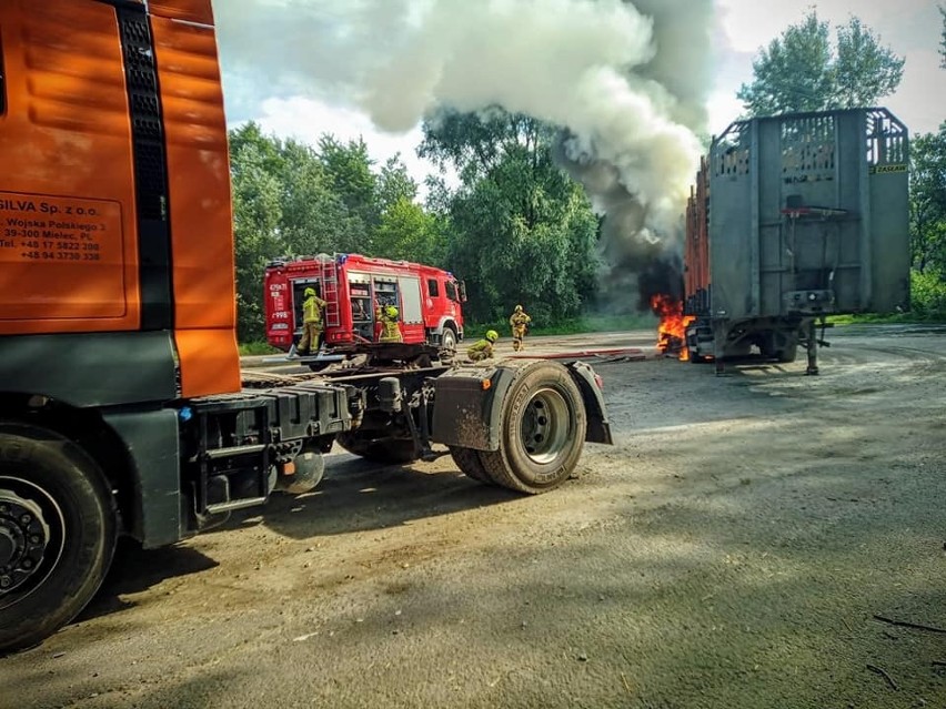 Pożar naczepy z drewnem w Praszce. Ogień gasiły trzy zastępy strażaków