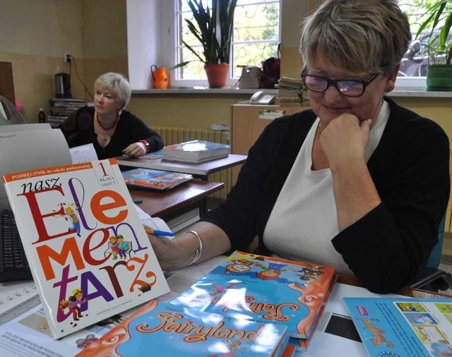 W bibliotece Szkoły Podstawowej nr 1 są już pachnące jeszcze farbą drukarską elementarze. 