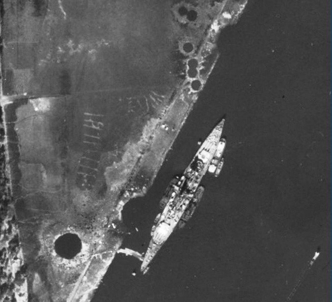 Zdjęcie RAF z 26 kwietnia 1945 roku. "Lützow" zatopiony na...