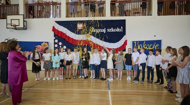 Uczniowie Publicznej Szkoły Podstawowej numer 4 imienia Jana Pawła II w Kozienicach zakończyli rok szkolny. Więcej zobacz na kolejnych slajdach >>>