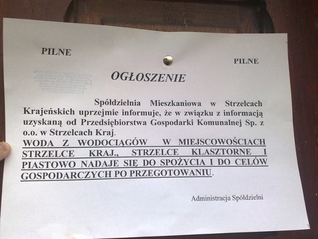 Takie ogłoszenia ostrzegające przed używaniem wody bez gotowania są już w całych Strzelcach