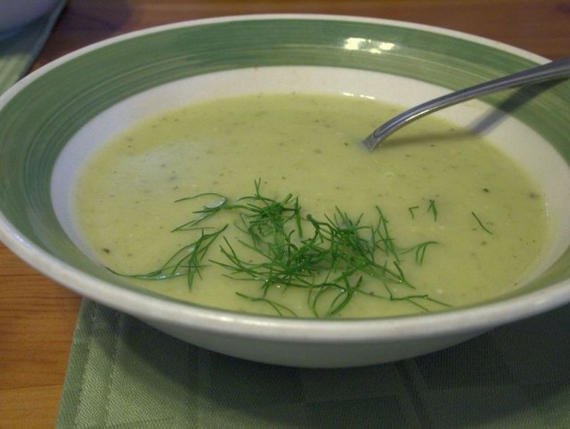 Aromatyczna zupa koperkowa to świetna propozycja na letnie dni.
