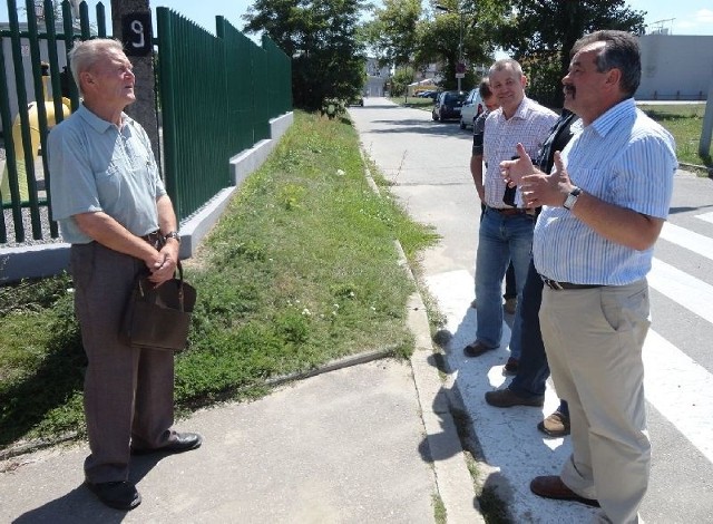 W czasie oględzin przy maszcie z mieszkańcami ulicy Bałtowskiej rozmawiał między innymi Powiatowy Inspektor Nadzoru Budowlanego Władysław Adamski.