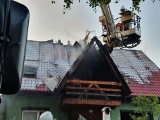 Pożar w Krzeszowicach. Spaliło się poddasze domu. Siedem jednostek gasiło ogień