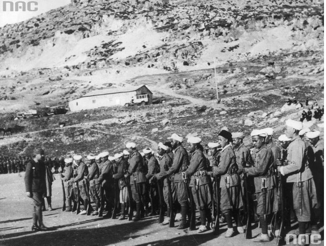 Żołnierze marokańscy odbywający szkolenie przed podróżą do Hiszpanii.