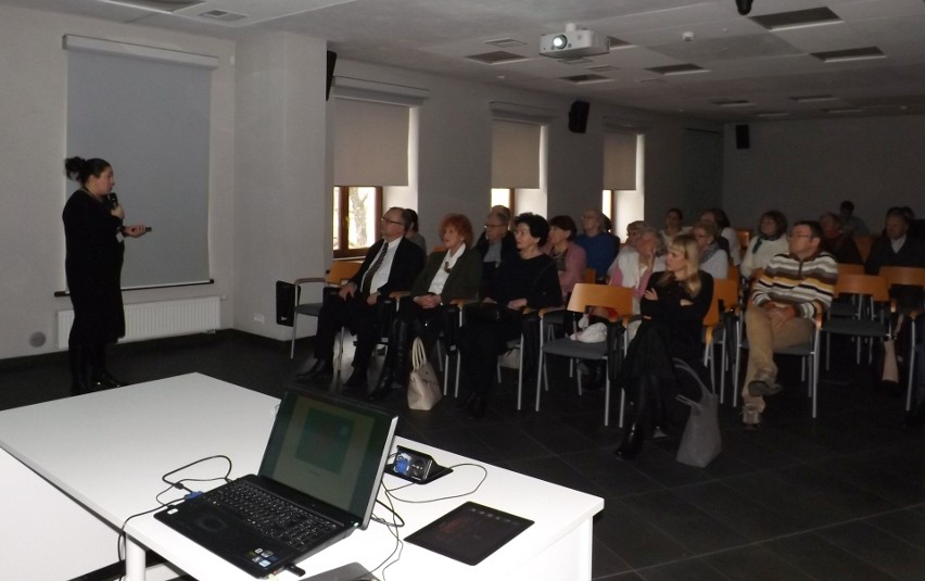 Niedziela z "Pożegnaniem taboru". Zwiedzanie wystawy fotografii w Muzeum Dialogu Kultur