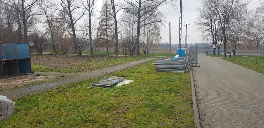 Kraków. Rozpoczęto budowę tężni nad Bagrami. Powstaną też nowe przebieralnie, toalety i boisko [ZDJĘCIA]