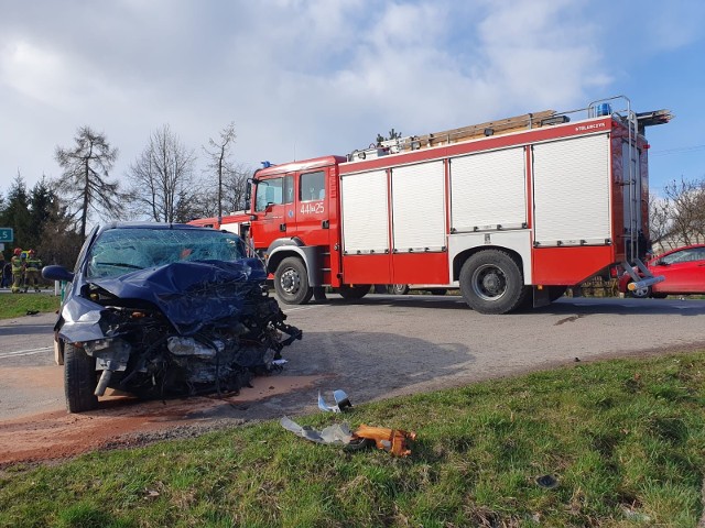 Na drodze krajowej numer 74 w Gołoszycach zderzyły się dwa auta osobowe i ciężarówka.