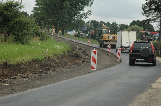 Połowa ul. Piłusdskiego w Praszce została już rozebrana, na pozostałym pasie ruch odbywa się wahadłowo.