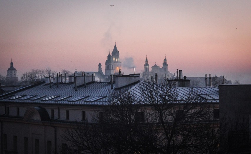 Smog w Lublinie. Stan powietrza jest bardzo zły. Normy przekroczone. Lepiej nie wychodzić z budynków