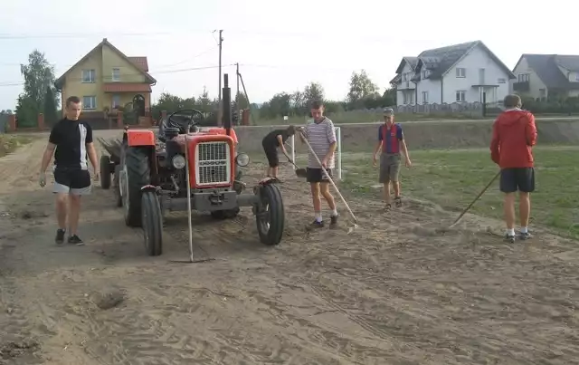 Młodzi z Krzesławic w gminie Rusinów sami zabrali się do pracy i modernizują boisko.