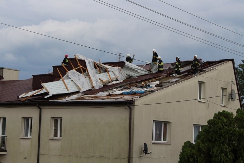W gminie Gorzyce wichura zerwała dach z budynku komunalnego. Ulewa zalała dwa mieszkania [ZDJĘCIA]