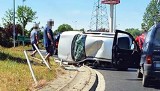 Auto przewróciło się na rondzie w Stargardzie 