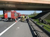 Wypadek na A4 koło Bochni. Ciężarówka najechała na samochód osobowy, wrak wylądował w rowie [ZDJĘCIA]