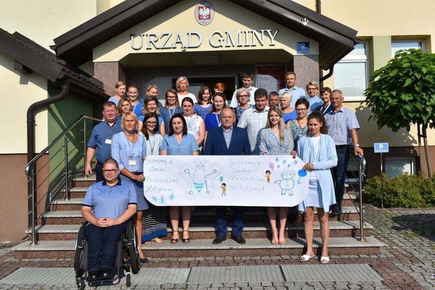 Challenge Niebieskie motyle 2021 w Ostrołęce i pow. ostrołęckim. W akcje włączają się gminy, służby mundurowe, ośrodki pomocy społecznej itp