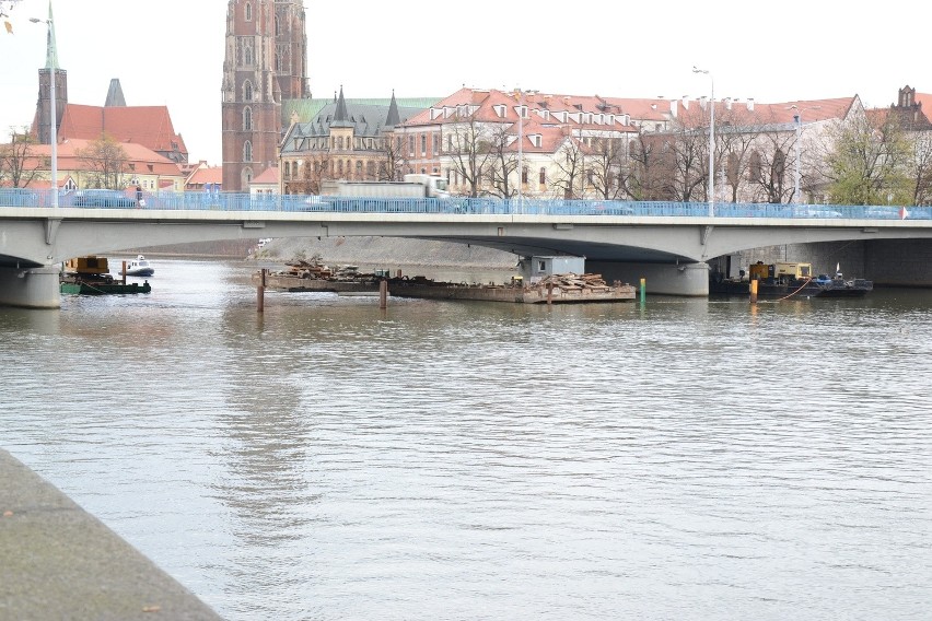 Wrocław: Bomba pod mostem Pokoju. Miała 75 kg (ZDJĘCIA)