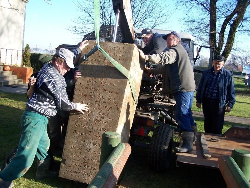 W Lowoszowie odkopano pomnik z 1918 roku. Pomnik z...