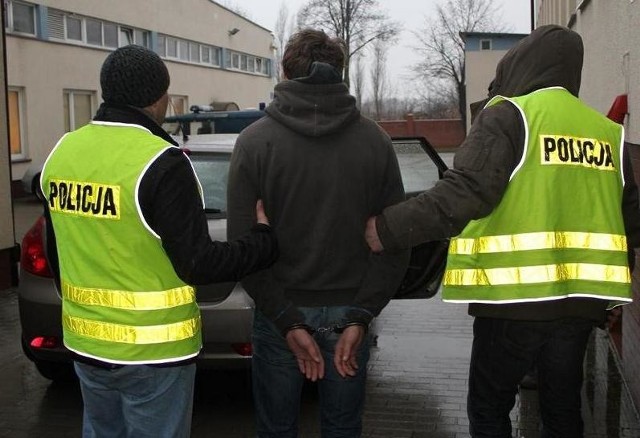 Rozbój przed bankiem w centrum Szczecina. Mężczyznę powstrzymali przechodnie oraz policjanci.