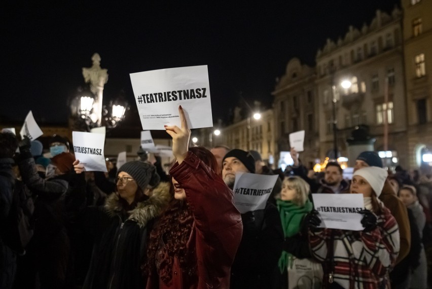 Kraków. "Teatr jest nasz". Manifestacja poparcia dla Teatru Słowackiego [ZDJĘCIA]