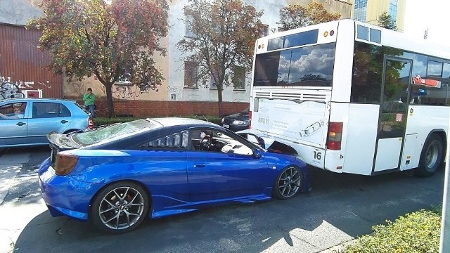 Sportowa toyota zderzyła się z autobusem.Zobacz zdjęcia --->