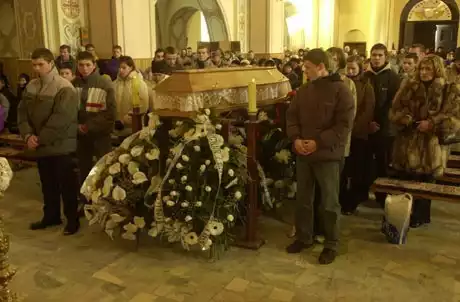 Na pogrzeb Adasia Bogusza przyjechali uczniowie i nauczyciele z jego szkoły w Wyszkach, sąsiedzi ze wsi. Koledzy z klasy szli obok trumny.
