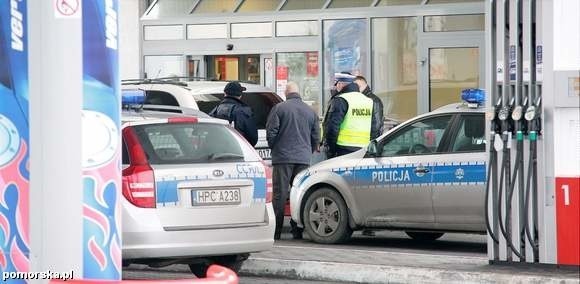 W Luszkowie kierowca zdołał w ostatniej chwili uciec przed bandytami