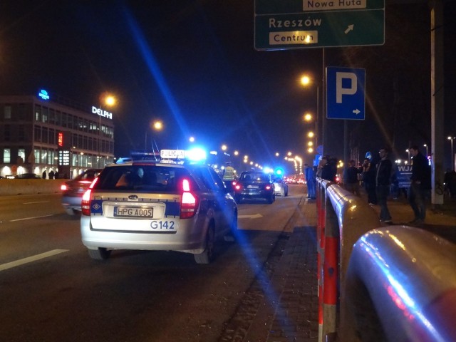 Nocna akcja policjantów, którzy kontrolowali uczestników nielegalnego zlotu kierowców w Krakowie.