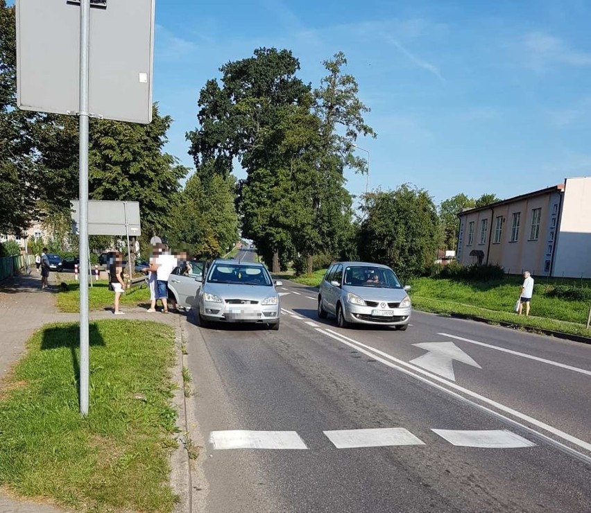 Kolizja dwóch pojazdów osobowych marki Volkswagen i Ford na...