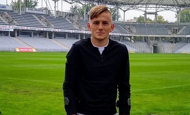 - Trzy tygodnie i jestem do gry - mówi Grzegorz Szymusik z Korony Kielce. 22-letni obrońca w środę w klinice w Bieruniu przeszedł zabieg artroskopii kolana.