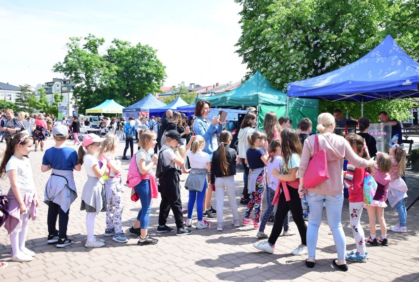 Ekologiczny Dzień Dziecka na Rynku w Tarnobrzegu. Konkursy, pokazy i zbiórka elektrośmieci. Zobacz zdjęcia