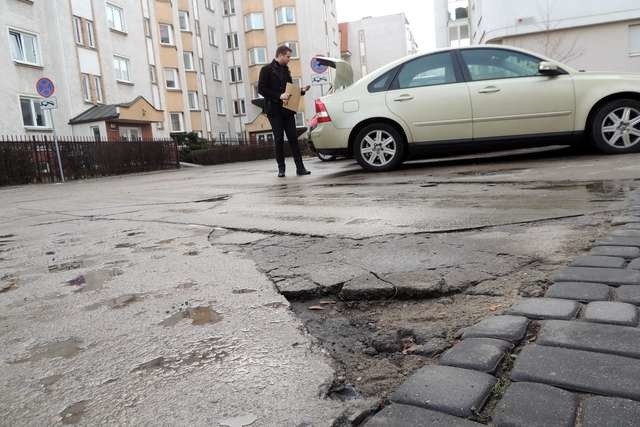 Ulica Podchorążych tylko w części jest zrobiona, reszta nie ma chodnika, w nawierzchni są dziury, tworzą się kałuże 