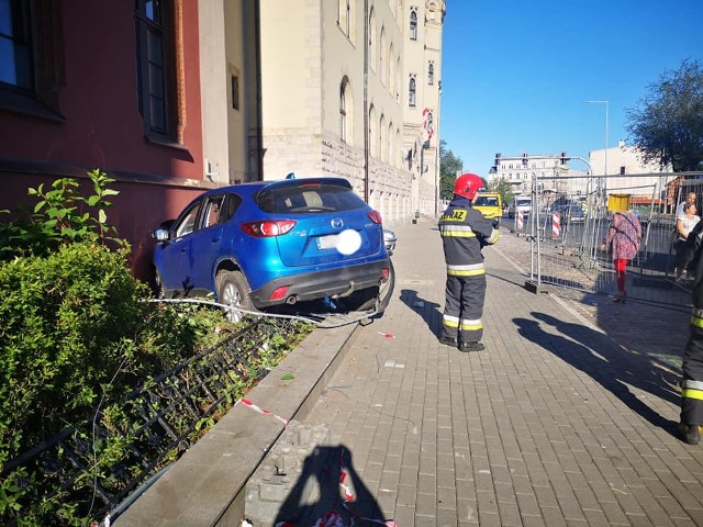 Do groźnego wypadku doszło w poniedziałek rano przy ulicy Wały Jagiellońskie w Bydgoszczy. Samochód osobowy uderzył w budynek Sądu Rejonowego.Jak informuje nas Komenda Miejska Państwowej Straży Pożarnej w Bydgoszczy, wypadek miał miejsce około godziny 7.15. - Samochód - mazda cx5 - przeciął pas zieleni i uderzył w budynek Sądu Rejonowego - słyszymy.Poszkodowany został kierowca, którego zabrano do szpitala. Na szczęście nie ucierpiał nikt z przechodniów. Policja wyjaśnia przyczyny wypadku.  AKTUALIZACJA:Jak informuje nas podkom. Lidia Kowalska z bydgoskiej policji, mężczyzna podróżował od ronda Bernardyńskiego w stronę placu Poznańskiego. Jechał prawym pasem jezdni. Nagle najechał na chodnik, następnie uderzył w kilka słupków, odbił w lewo, przejechał pas zieleni i uderzył w budynek sądu.Ze wstępnych ustaleń policji wynika, iż 61-latek zasłabł za kierownicąWIĘCEJ ZDJĘĆ NA NASTĘPNYCH STRONACH(sier, dan)WIDEO. W Bydgoszczy potrzeba krwi.