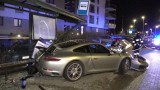 Porsche uderzyło w przystanek, kierowca uciekł.  Z dotychczasowych ustaleń śledztwa wynika, że dopuścił się zagrożonego mandatem wykroczenia