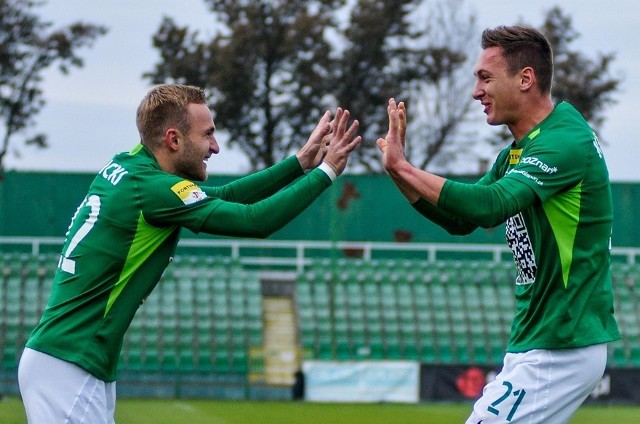 Warta wygrała w Olsztynie ze Stomilem. Dwa gole strzelił dla Zielonych Mateusz Kupczak (z prawej).
