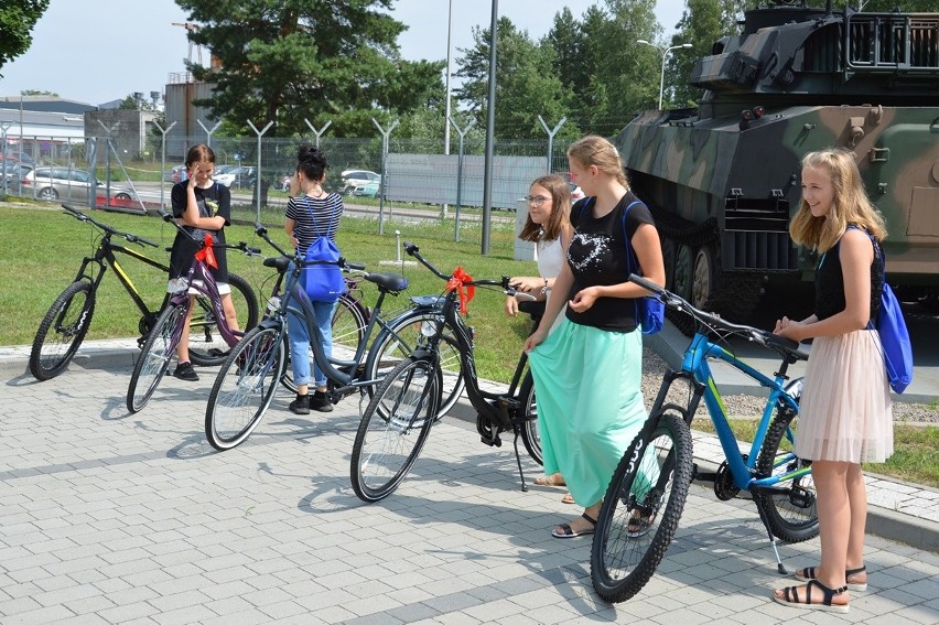 Dziewczynki dosiadły podarowanych rowerów i z Huty Stalowa...