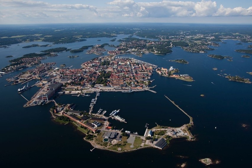 Karlskrona leży na archipelag Belekinge na skalistym...