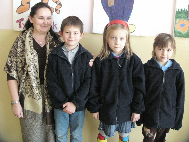 Klasa IWychowawczyni Urszula Cholerzynska. Uczniowie: Magdalena Cholerzynska, Dominika Lata, Michal Pierzchnica.