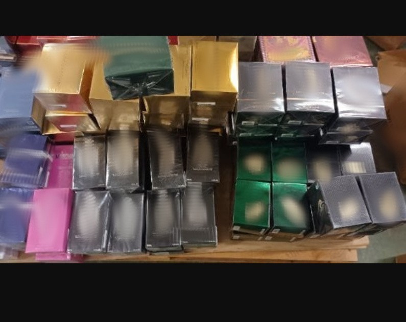 Wpadka producentów podrobionych perfum! Tysiące flakonów skonfiskowanych! Zobacz ZDJĘCIA