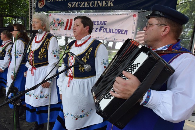 Na scenie zespół Kumoszki z Parsęcka koło Szczecinka