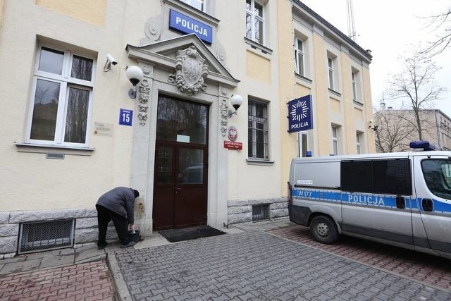 Zraniony śmiertelnie mężczyzna w krwawych porachunkach szczecińskiego półswiatka zdołał dotrzeć do komendy policji w Dąbiu. Tam pierwszej pomocy próbowali mu udzielić policjanci.