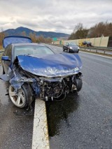 Dwa wypadki w powiecie myślenickim. Auta na barierach i w rowie. Utrudnienia na zakopiance