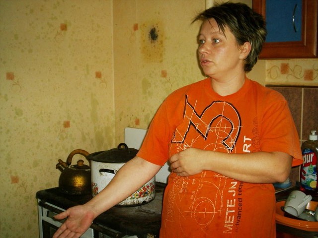 Małgorzata Wierzbicka, lokatorka jednego z mieszkań przy ul. Powstańców Wlkp., nie może doczekać się obiecanego remontu.