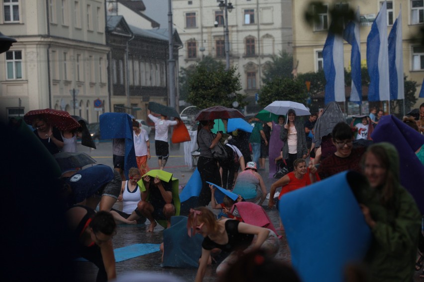Kraków pobił rekord Polski w sesji jogi! Tłumy ludzi na Rynku Podgórskim
