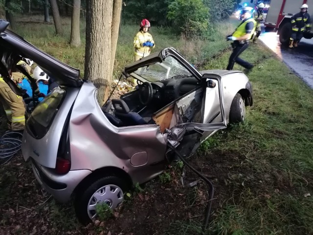 Tragiczny w skutkach okazał się wypadek na trasie między Rakoniewicami a Wioską w Wielkopolsce. Samochód uderzył w drzewo. Kierowcy, mimo przewiezienia do szpitala, nie udało się uratować.Czytaj dalej i zobacz zdjęcia --->