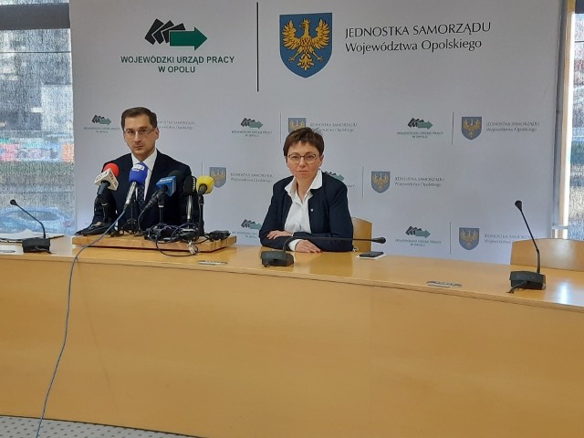 Wicemarszałek Zuzanna Donath-Kasiura i Maciej Kalski, dyrektor WUP