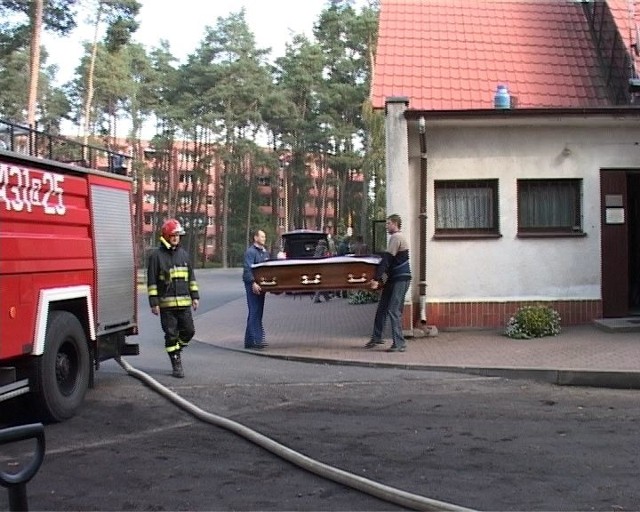 Jeszcze przed ceremonią pogrzebową trumnę ze zwłokami trzeba było ewakuować.