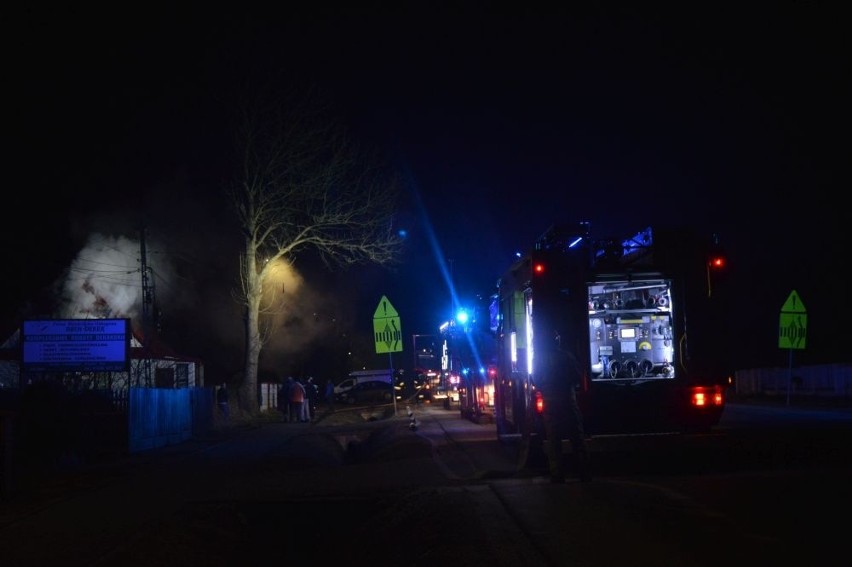 Groźny pożar drewnianego domu w Ostojowie. W środku była rodzina z czwórką dzieci (FOTO, WIDEO)