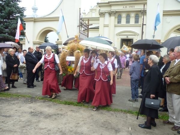 Na czele pochodu dożynkowego delegacja z Jedlińska. Wieniec dożynkowy z tej gminy zdobył ex aequo pierwsze miejsce.