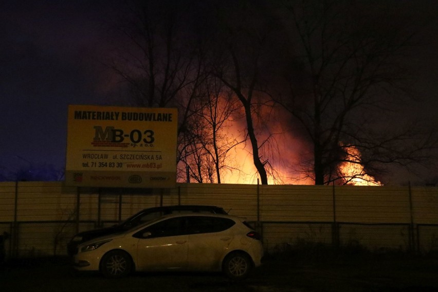 Ogromny pożar na terenie składu materiałów budowlanych MB 03...